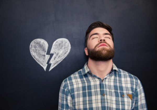 Парень с разбитым сердцем, изображенным с боку от него