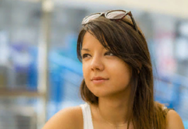 Девушка в солнцезащитных очках, которая мысленно улыбается