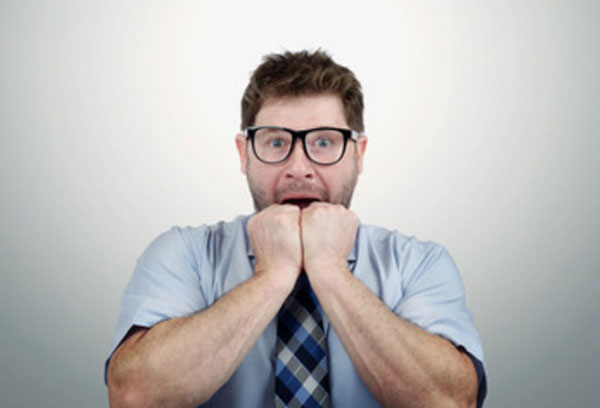 Испуганный мужчина в очках