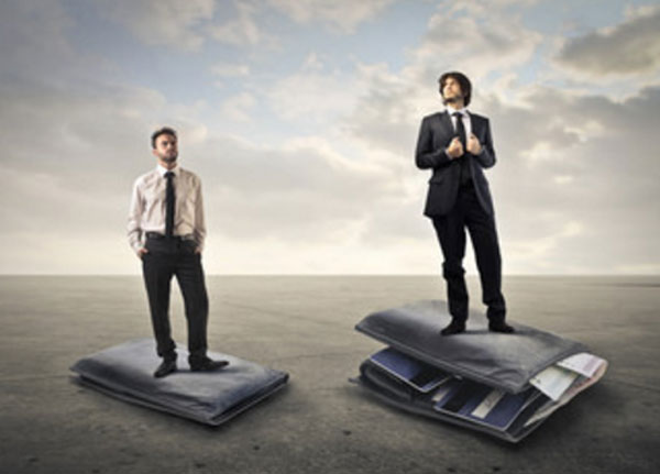 Два мужчины стоят на кошельках. Оба в деловом стиле. У одного кошелек толще