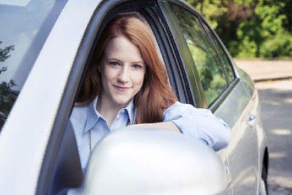 Женщина за рулем автомобиля