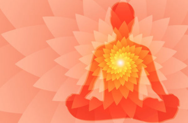 Силуэт человека, который занимается медитацией