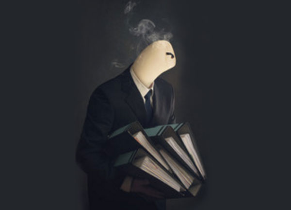 Человек в костюме с папками в руках. Вместо головы - погашенная свеча