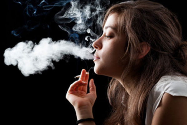 Девушка курит