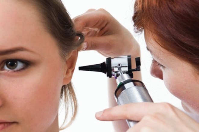 врач проверяет ухо