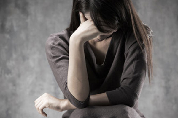 Женщина сидит в раскаянии