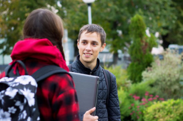 Старшеклассники. Девушка начала разговор с парнем