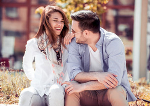 Парень с девушкой общаются