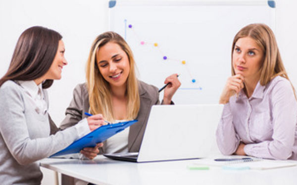 Две девушки весело что-то обсуждают. Одна держится, как может, чтоб не завидовать