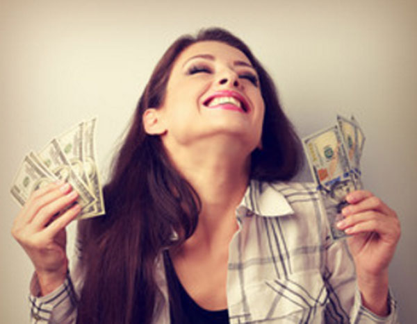 Девушка счастлива, держит деньги в обеих руках