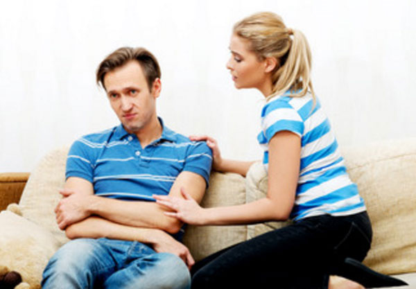 Девушка пытается подбодрить мужчину с депрессией