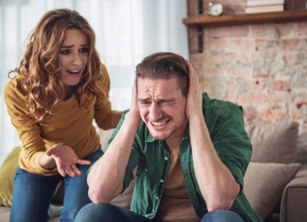 Жена кричит на мужа. Он закрывает уши руками