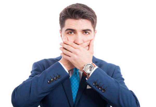 Мужчина обоими руками закрывает рот