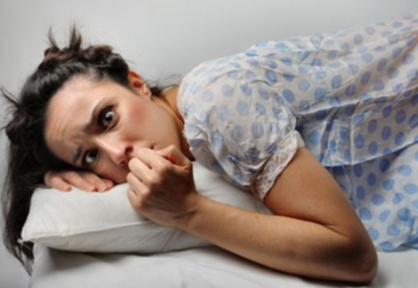 Женщина со страхом в глазах