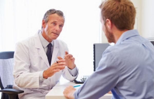 Врач общается с пациентом