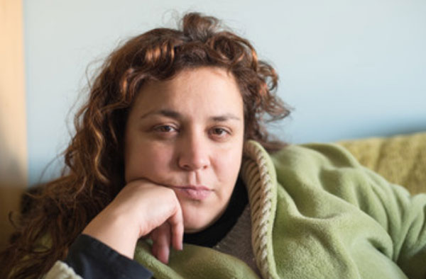 Полная женщина без макияжа и прически в домашней одежде