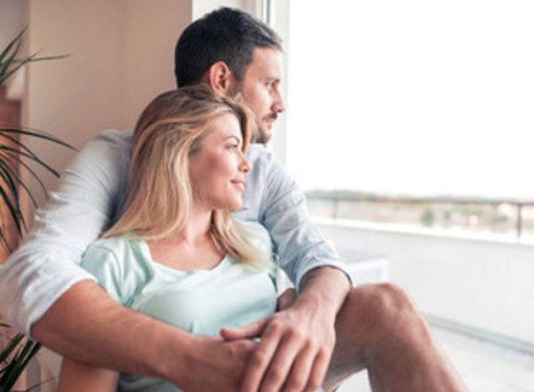 Парень с девушкой сидят вместе и смотрят в окно