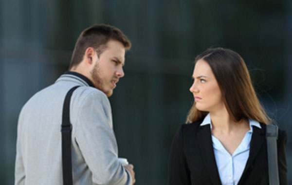 Парень и девушка зло смотрят друг на друга