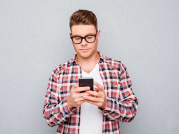Парень набирает сообщение на телефоне
