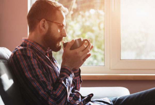 Мужчина пьет чай