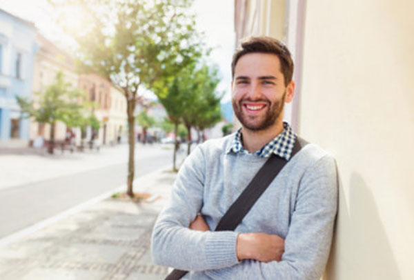 Счастливый мужчина стоит возле дома