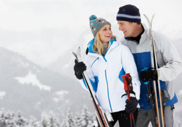 Мужчина с женщиной с лыжами