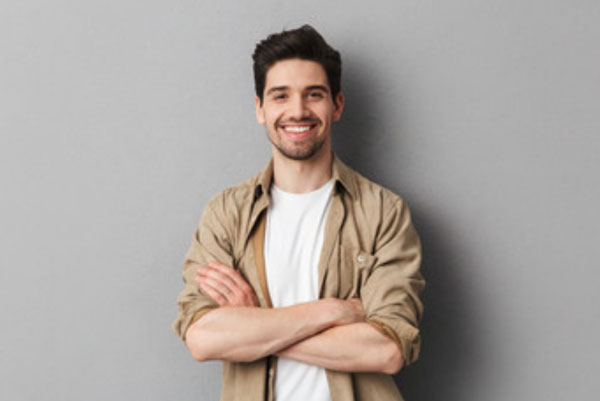 Мужчина улыбается