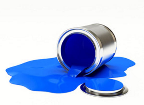 Перевернутая металлическая банка, с которой вытекает синяя краска