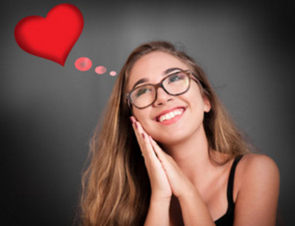 Девушка замечталась. Над головой летает сердечко