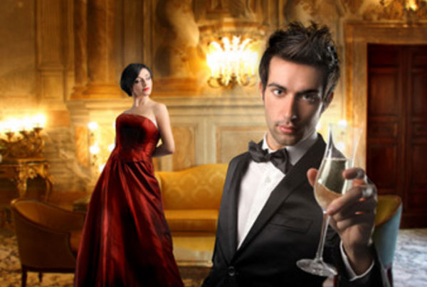 Богатая обстановка, девушка в вечернем платье, парень с бокалом в костюме