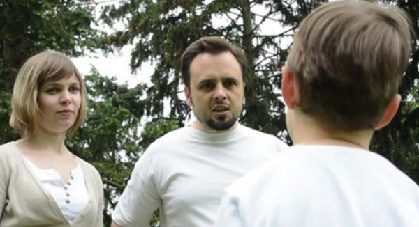 Родители что-то высказывают ребенку