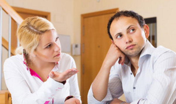 Женщина что-то говорит мужу, а он не смотрит на нее