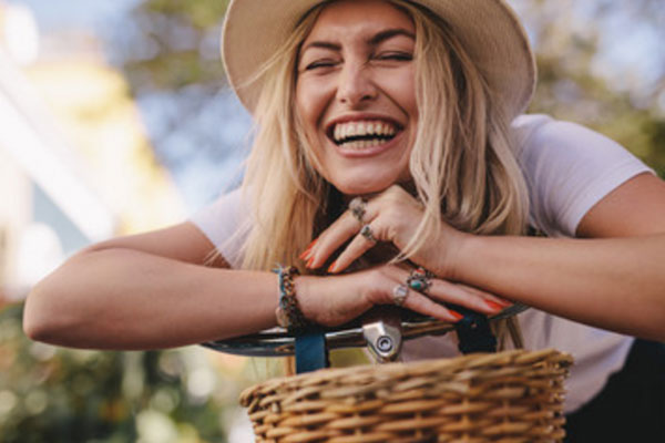 Жизнерадостная девушка на велосипеде