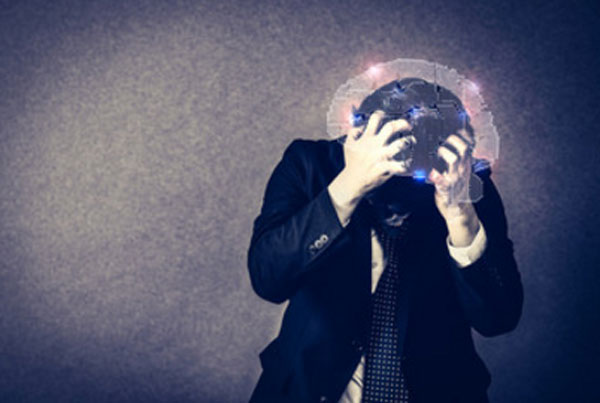 Мужчина держится за голову. Демонстрируется ",воспаленный мозг",