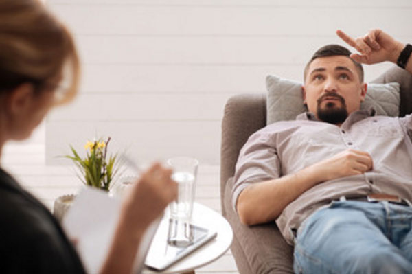 Мужчина на приеме у психотерапевта