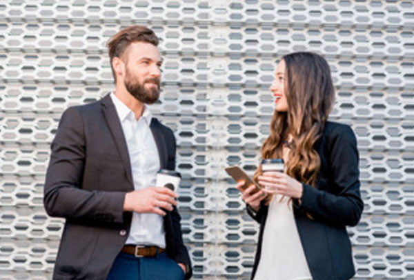 Мужчина с женщиной беседуют. У обоих стакан с кофе