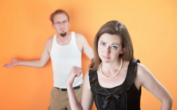 Разочарованная женщина, на заднем фоне ее муж