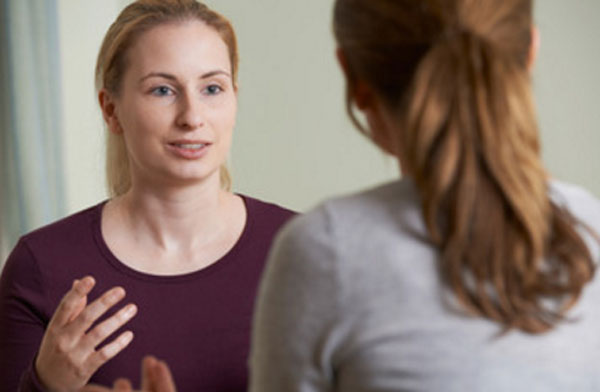 Две девушки общаются