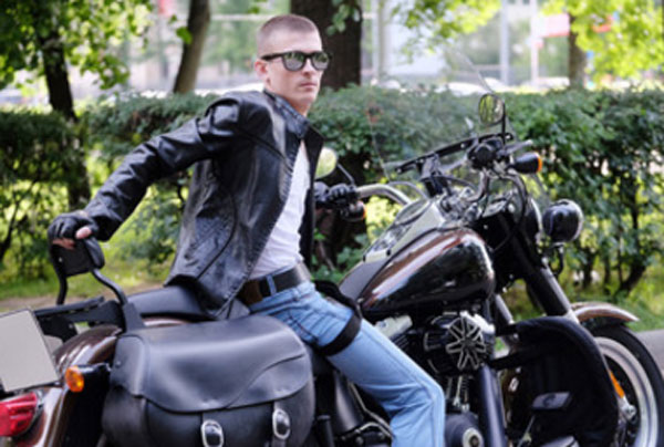 Уверенный в себе мужчина сидит на мотоцикле