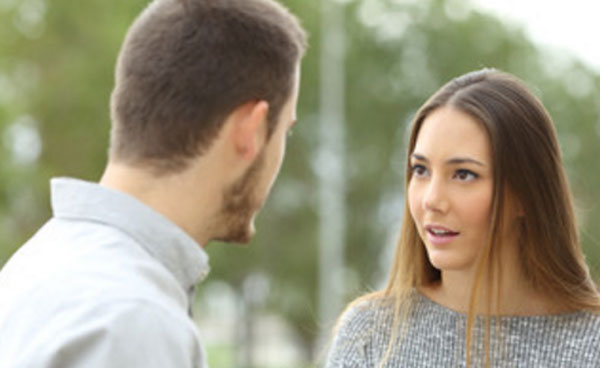 Мужчина разговаривает с женщиной на улице