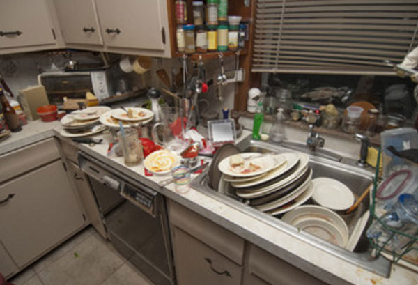 Кухня с большим количеством грязной посуды