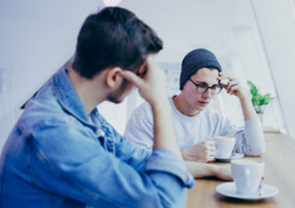 Грустные друзья разговаривают за чашкой чая