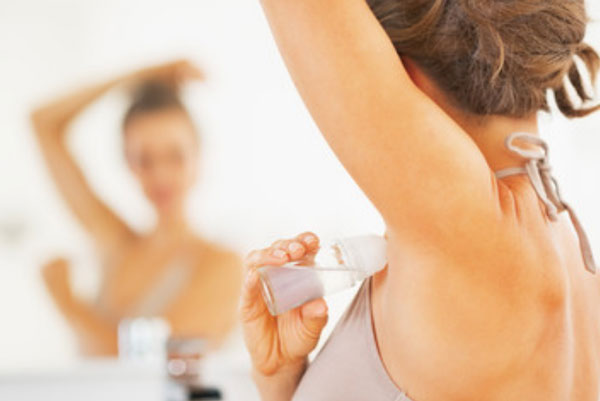 Женщина мажется дезиком