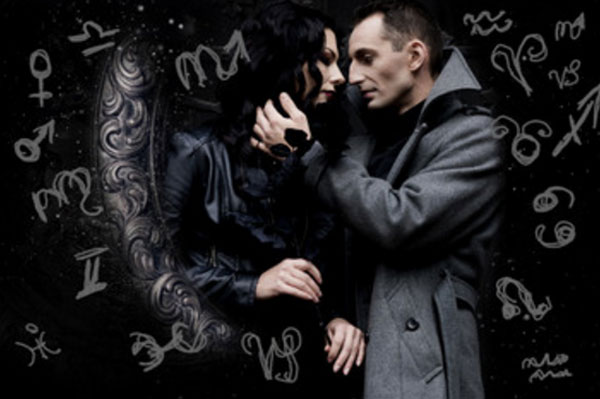 Мужчина прижимается к женщине. Вокруг них нарисованы разные знаки Зодиака