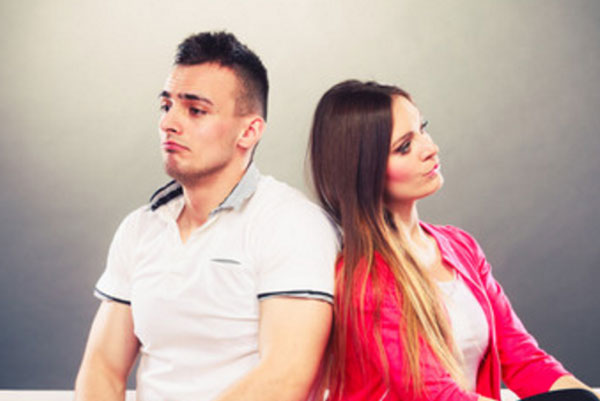 Парень с девушкой в ссоре, отвернулись друг от друга
