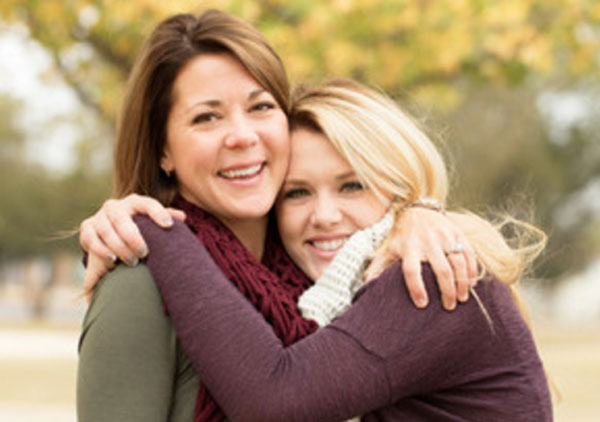 Счастливые мама с дочкой