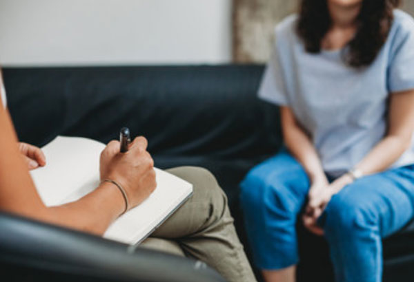 Женщина на сеансе психотерапии