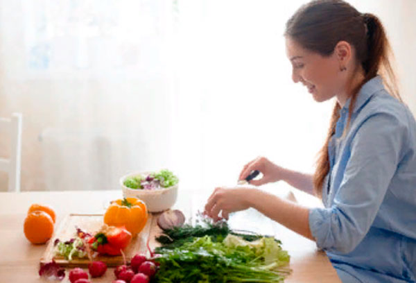 Женщина готовит салат