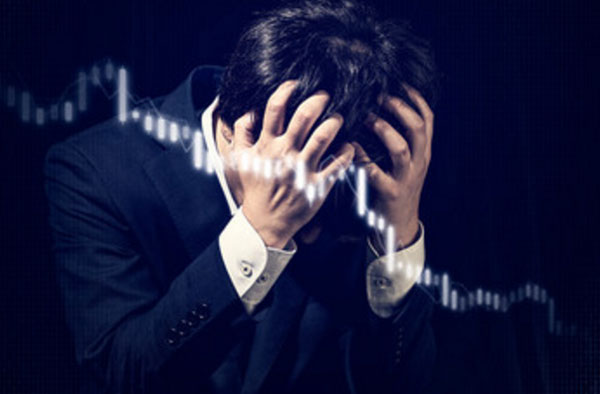 Мужчина сидит с опущенной головой