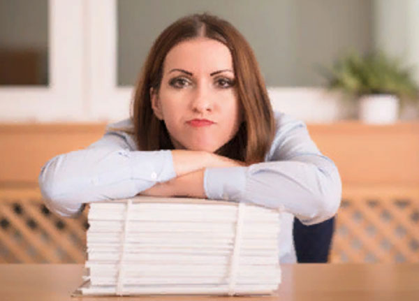 Женщина флегматик со стопкой бумаг